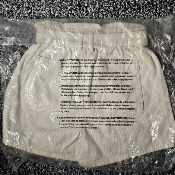 NEW Blank NYC White Twill Paperbag Shorts in Far Away White size Small - Picture 10 of 11